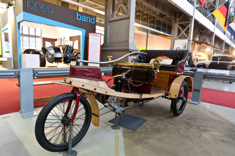 Первый автомобиль Бенца, сделанный в 1885 году, представлял собой трехколесный двухместный экипаж на высоких колесах со спицами. Прямо как вот этот: Брюссель, Бельгия