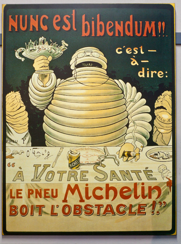 Доисторическая реклама Мишлена — производителя шин. Брюссель, Бельгия