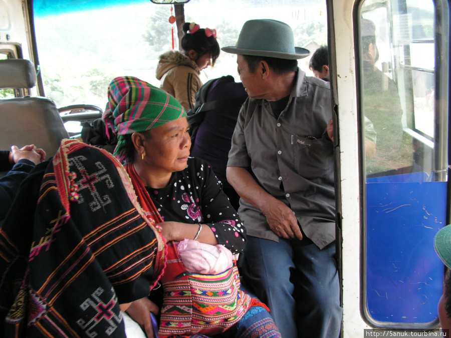 Лаос. По пути наш международный автобус постоянно кого-то подбирал Лаос