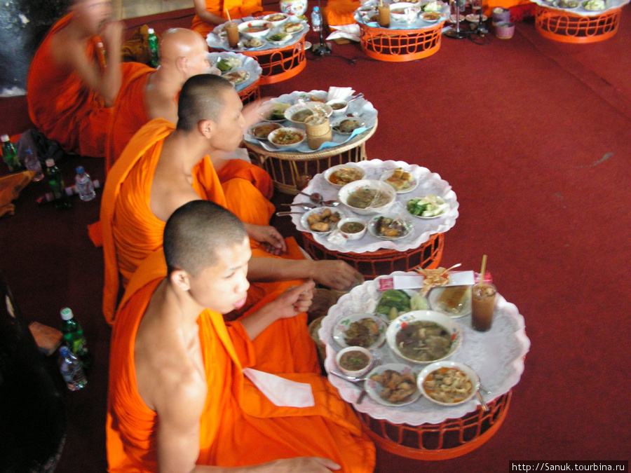 Luang Prabang. Монашеская трапеза Лаос