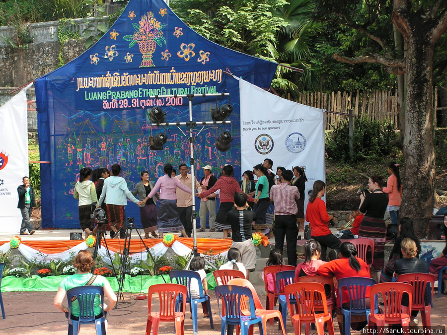 Luang Prabang Ethnic Cultural Festival. Вечером почти все места будут заняты Лаос