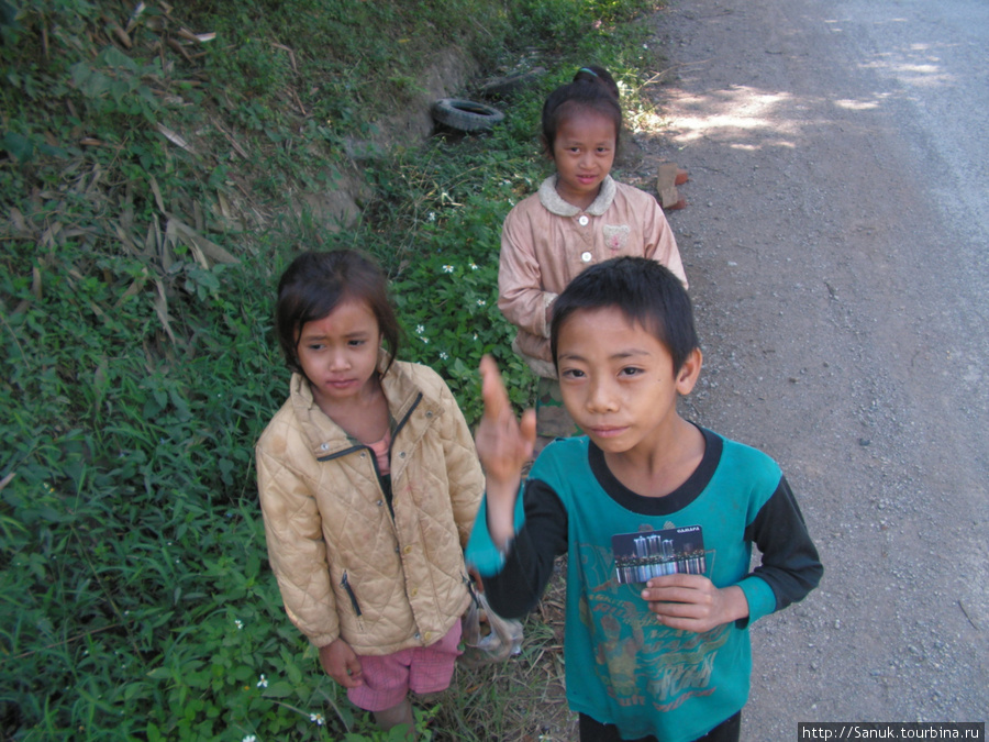 Лаос. Дети на дороге Лаос