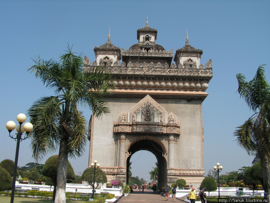 Вьентьян. Arc de Triomphe Лаос