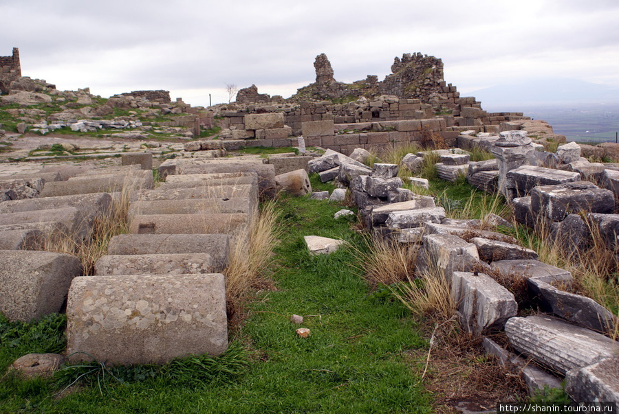 Куски колонн в Пергаме Бергама (Пергам) античный город, Турция