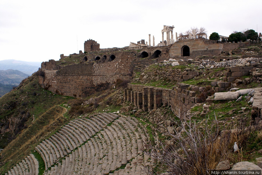 На вершине амфитеатра Бергама (Пергам) античный город, Турция