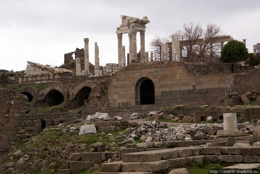 Руины в Пергаме Бергама (Пергам) античный город, Турция