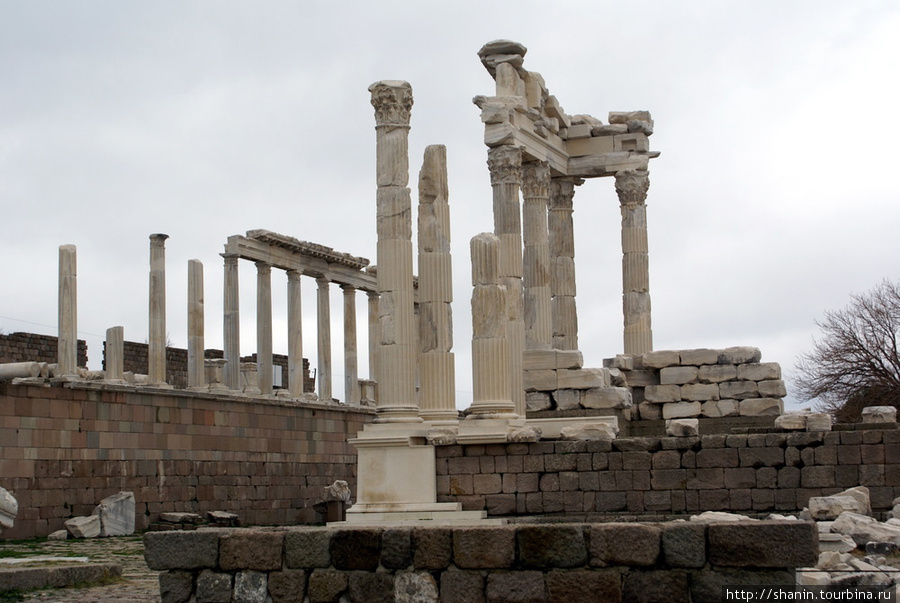 Колонны храма Траяна в Пергаме Бергама (Пергам) античный город, Турция