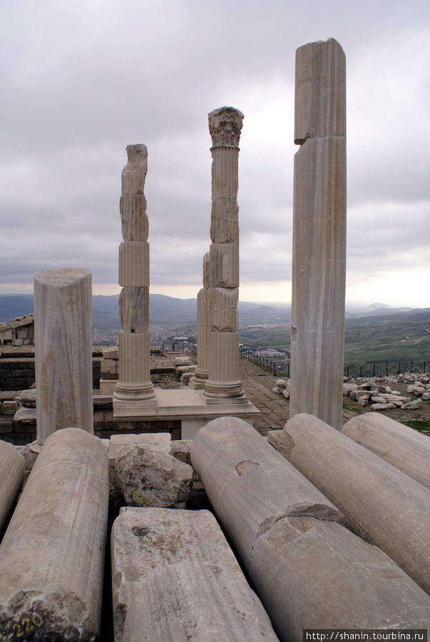 Колонны храма Траяна Бергама (Пергам) античный город, Турция