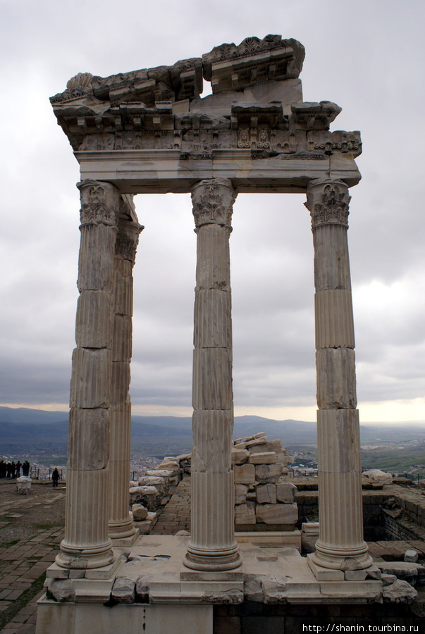 Колонны храма Траяна в Пергаме Бергама (Пергам) античный город, Турция