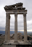 Колонны храма Траяна в Пергаме