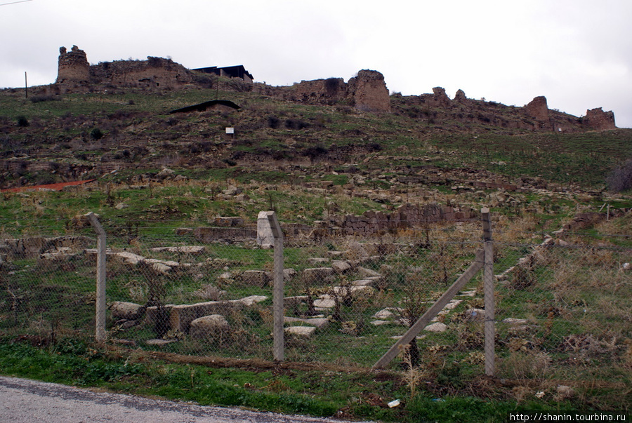 Руины на горе Бергама (Пергам) античный город, Турция