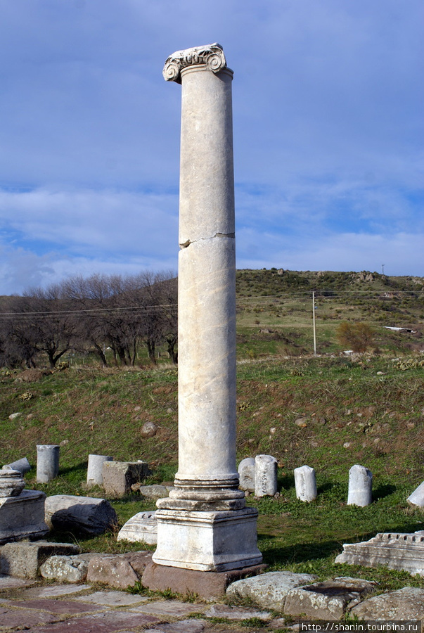 Одинокая колонна в Асклепионе Бергама (Пергам) античный город, Турция