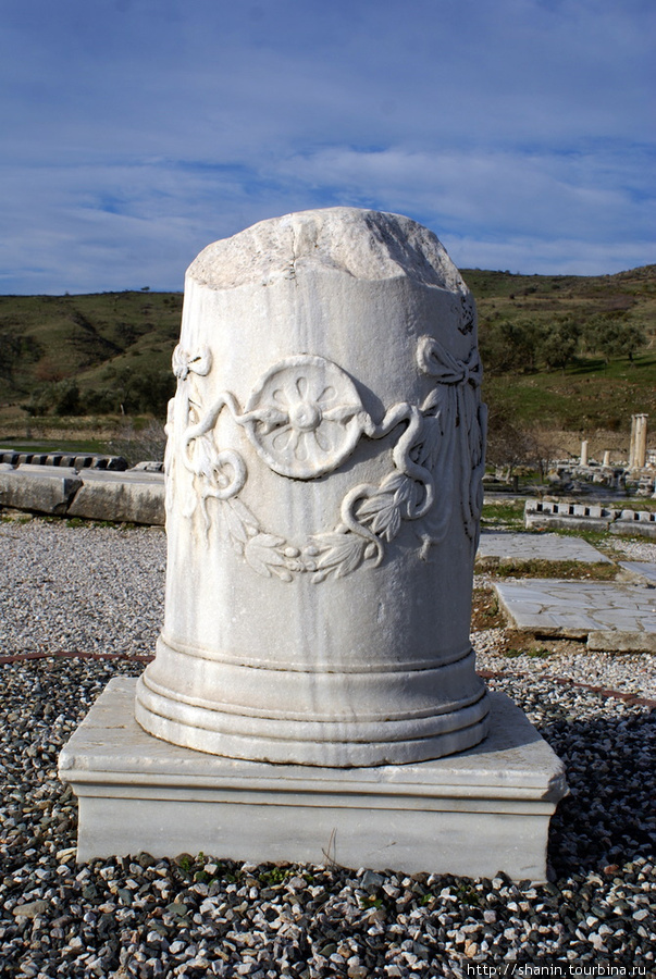 Кусок колонны Бергама (Пергам) античный город, Турция