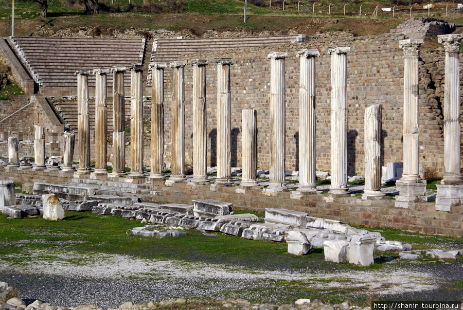 Колоннада у амфитеатра Бергама (Пергам) античный город, Турция