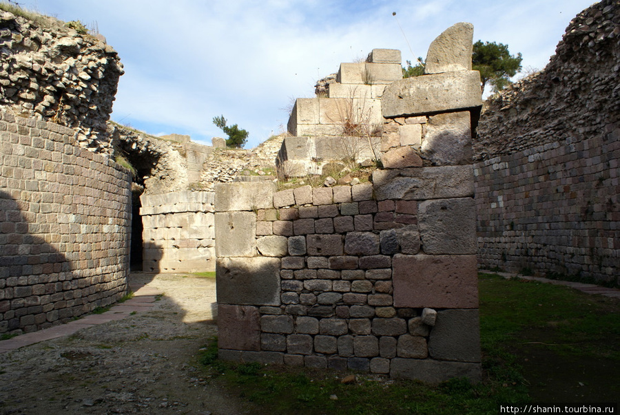 В храме Телесфора в Асклепионе Бергама (Пергам) античный город, Турция