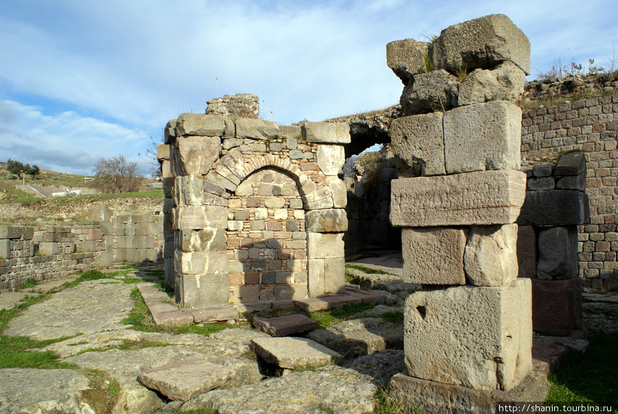 Храм Телесфора в Асклепионе Бергама (Пергам) античный город, Турция