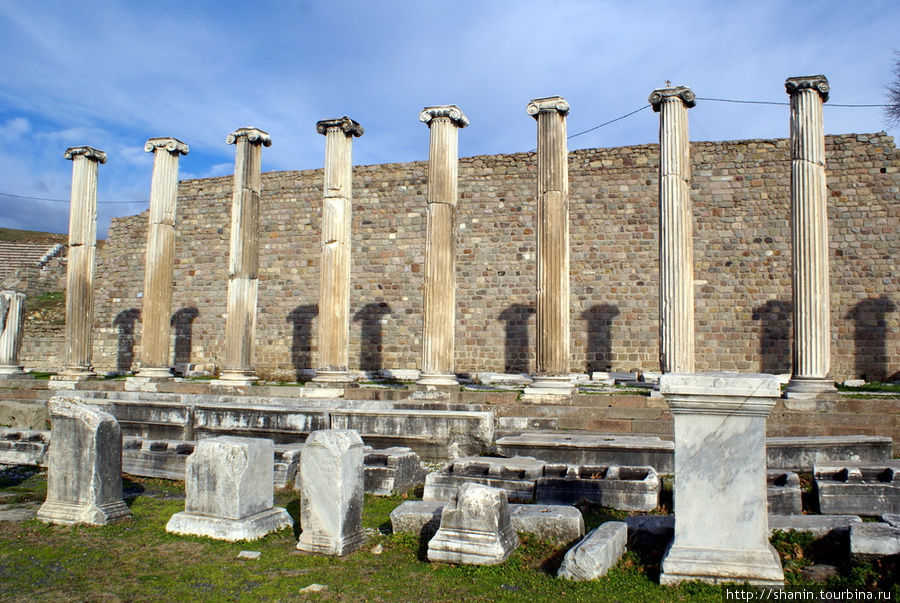 Колонны Бергама (Пергам) античный город, Турция