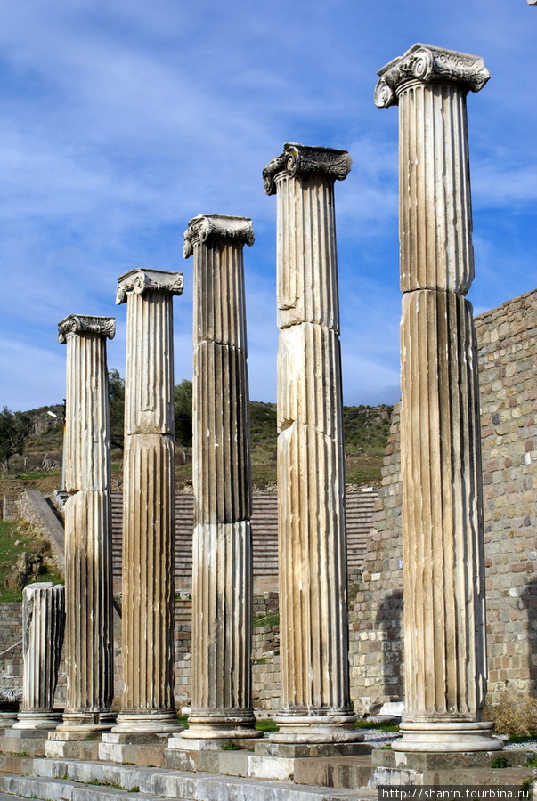 Колонны в Асклепионе Бергама (Пергам) античный город, Турция