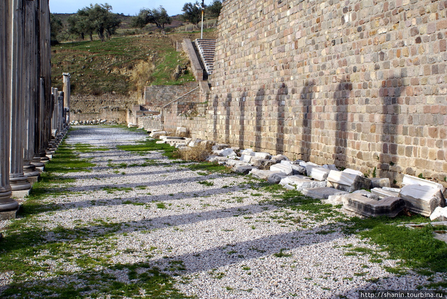 Тени от колонн на стене Бергама (Пергам) античный город, Турция