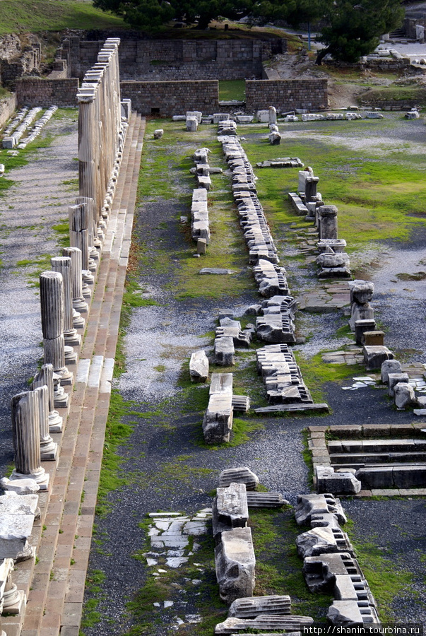 Колонны Бергама (Пергам) античный город, Турция