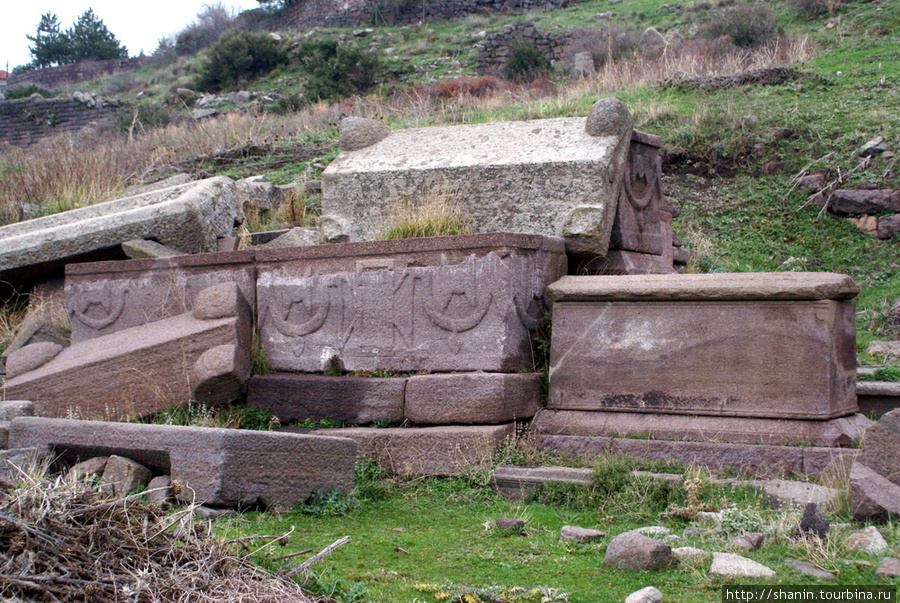 Гробницы в некрополе у стен Асса Эгейский регион, Турция