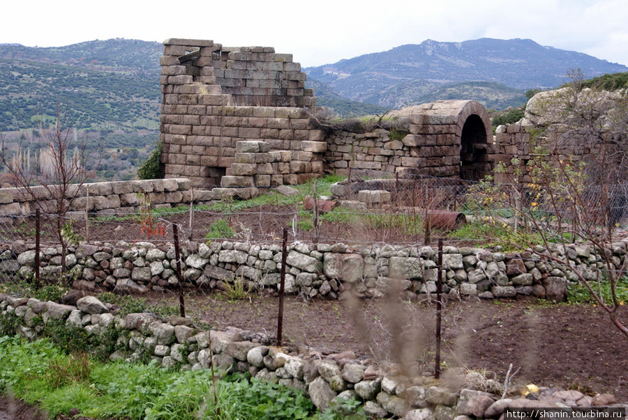 Руины Асса огорожены колючей проволокой Эгейский регион, Турция