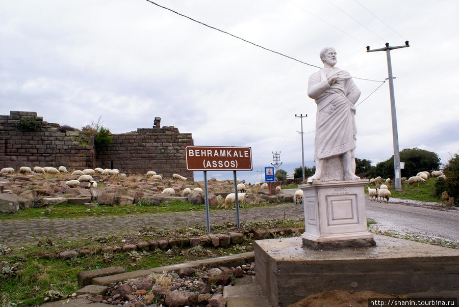 Статуя Аристотеля у въезда в Асс Эгейский регион, Турция