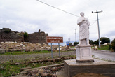 Статуя Аристотеля у въезда в Асс