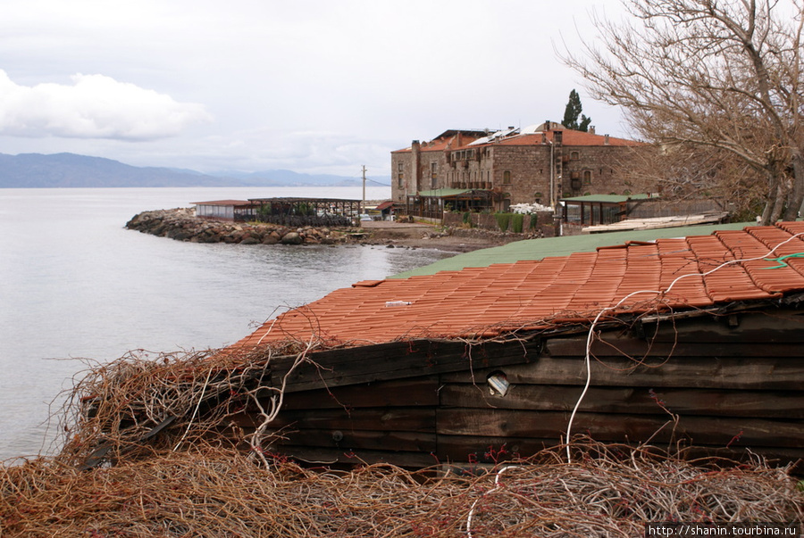 Крыши гестхаусов на берегу моря Эгейский регион, Турция