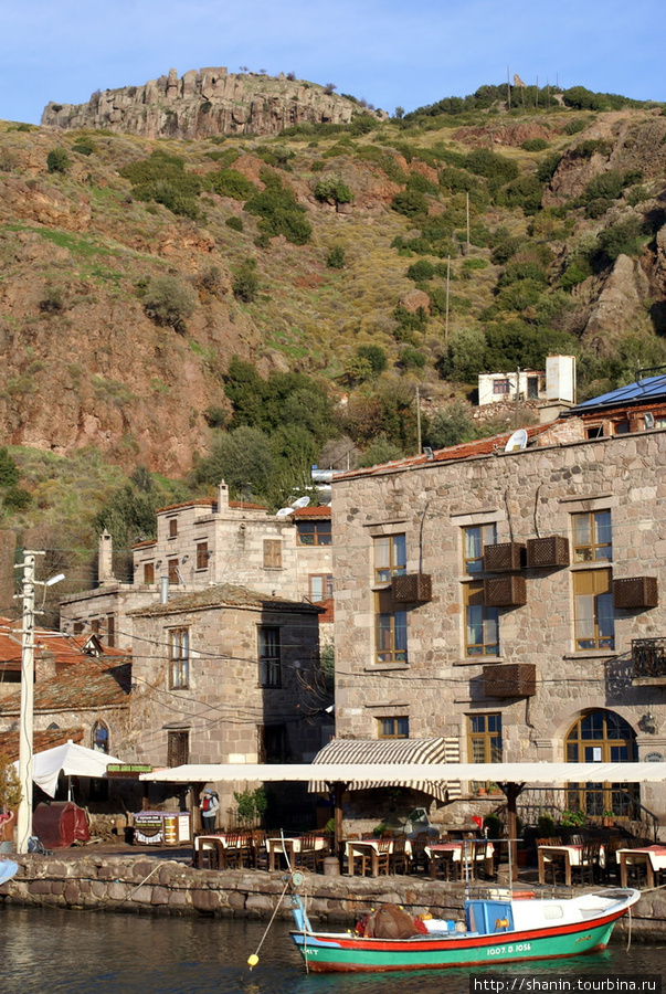 Порт и руины Асса на горе Эгейский регион, Турция