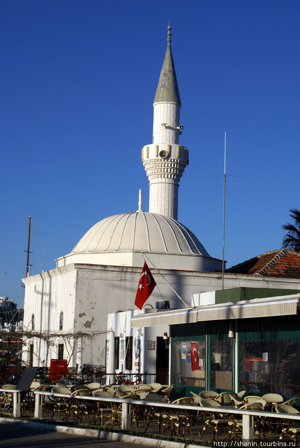 Мечеть на берегу моря в Бодруме Бодрум, Турция