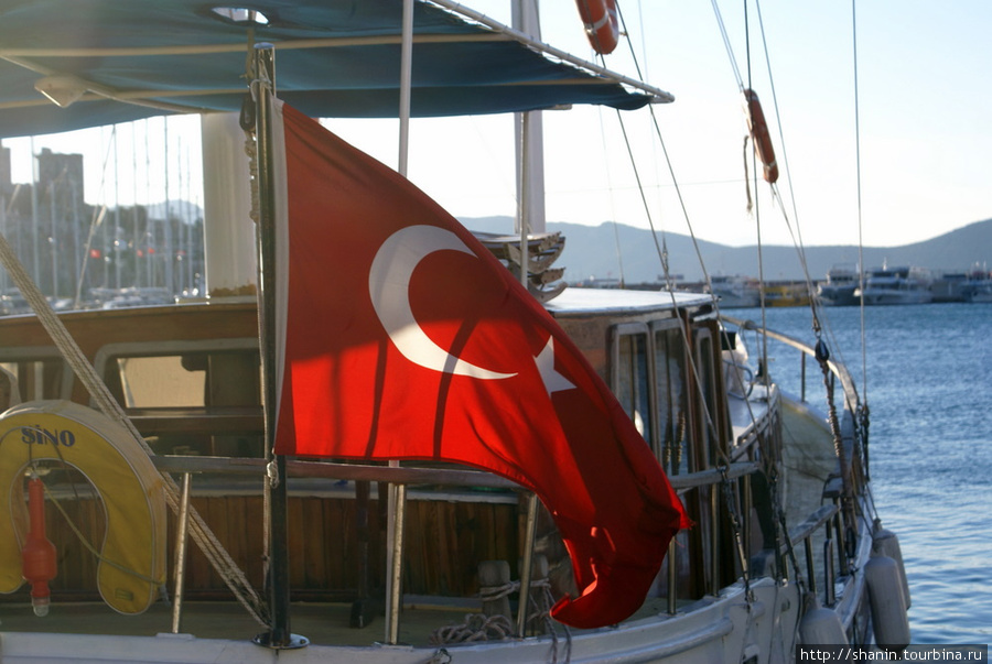 Прогулочное судно у причала в Бодруме Бодрум, Турция