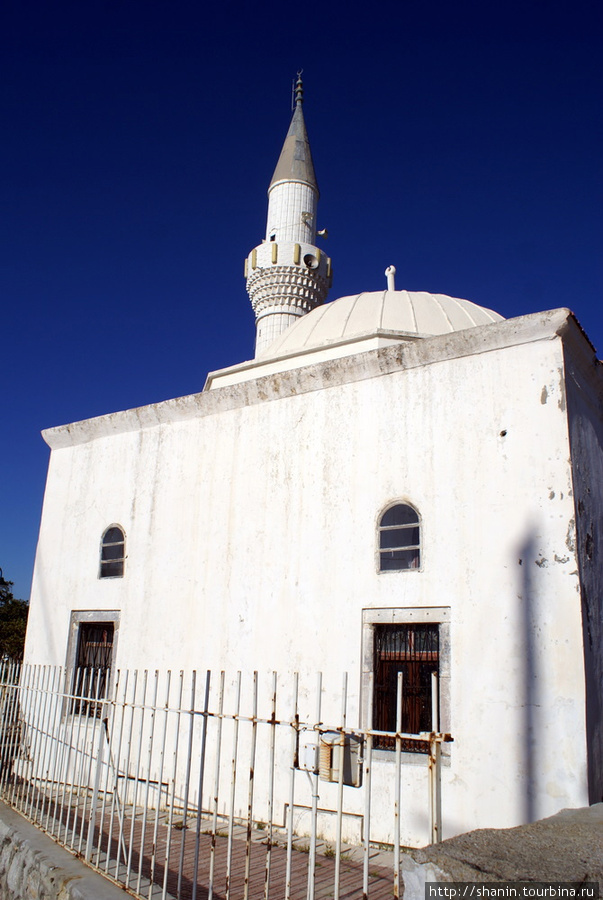 Белая мечеть на берегу моря Бодрум, Турция