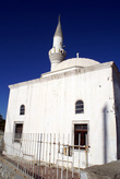 Белая мечеть на берегу моря
