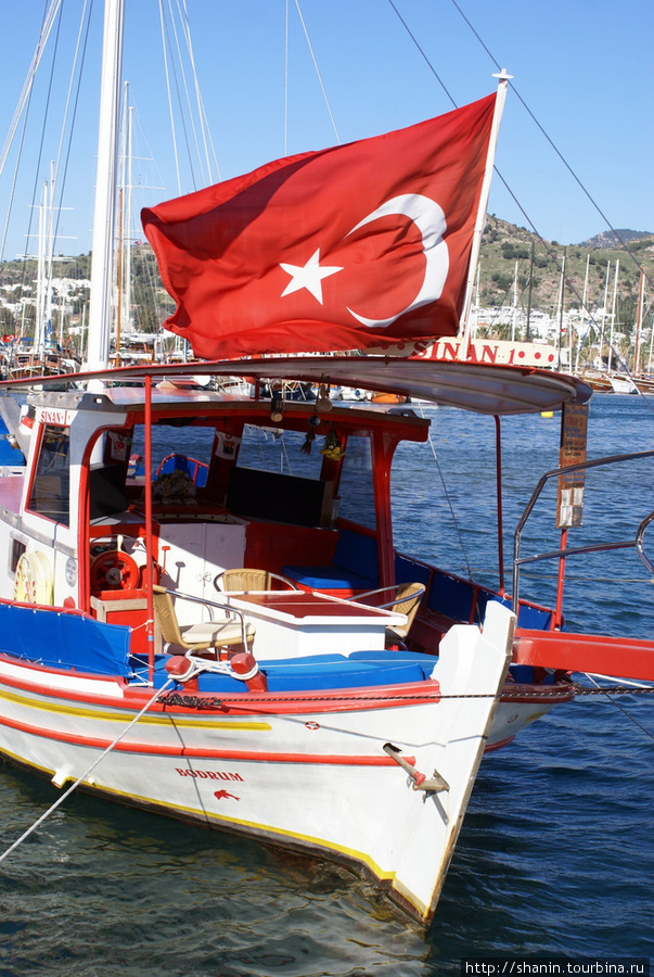 Лодка в порту Бодрума Бодрум, Турция