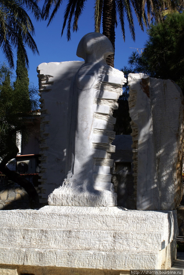 Памятник на набережной Бодрум, Турция
