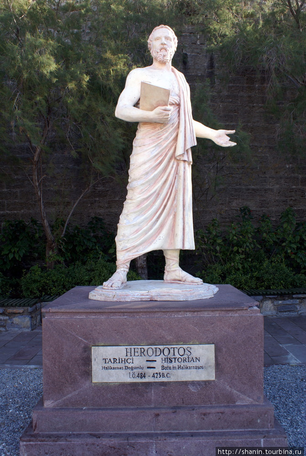 Памятник Геродоту у замка Бодрум, Турция
