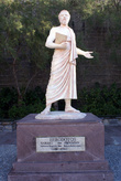 Памятник Геродоту у замка