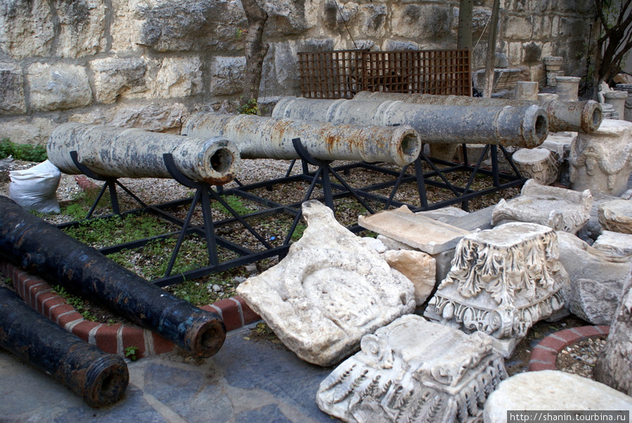 Пушки и античные обломки в замке в Бодруме Бодрум, Турция