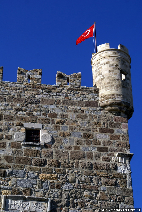 Флаг над итальянской бащней в замке крестоносцев в Бодруме Бодрум, Турция