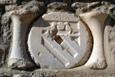 Герб на стене башни в замке