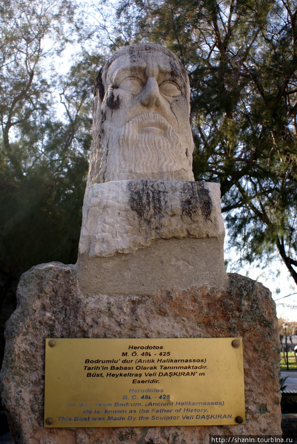 Памятник Геродоту у входа в замок Святого Петра в Бодруме Бодрум, Турция