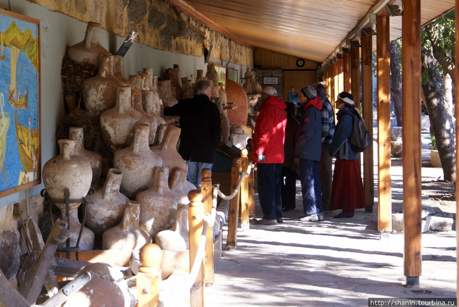 Туристы в Музее подводной археологии в Бодруме Бодрум, Турция