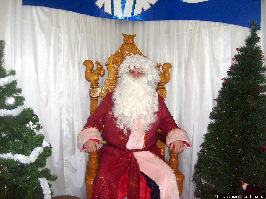 ...и даже посидеть на его троне, как это сделал мой друг Александр. Примерно в таком же костюме Деда Мороза он участвует в новогодних праздниках в Рыбинске Великий Устюг, Россия