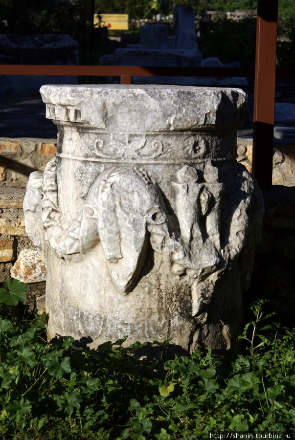 Фрагмент колонны Мавзолея Бодрум, Турция