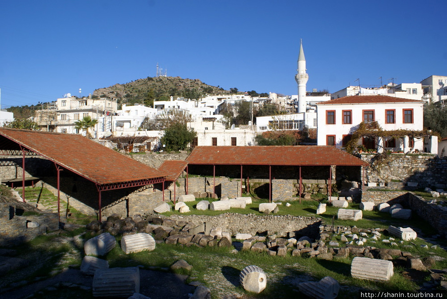 Руины Мавзолея находятся прямо посреди современных зданий Бодрума Бодрум, Турция