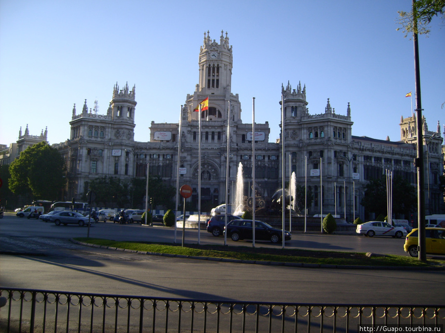 Площадь Сибелес  со знаменитым памятником богине плодородия Кибеле в центре Мадрид, Испания