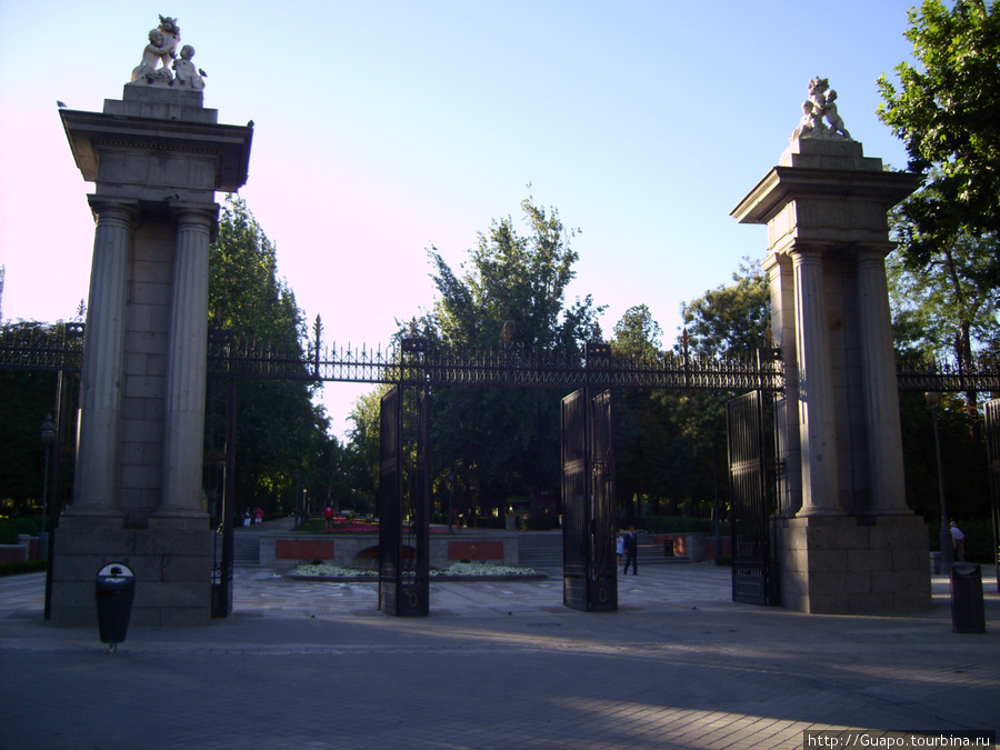 Вход в парк Эль Ретиро со стороны площади Независимости Мадрид, Испания