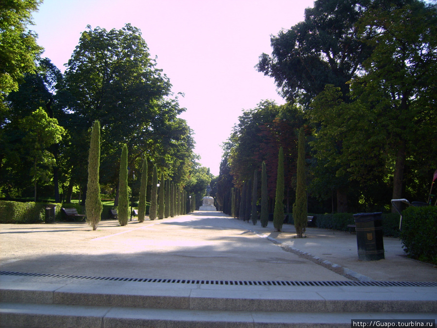 Благое уединение-так переводится название парка и в утренние часы парк действительно такой Мадрид, Испания