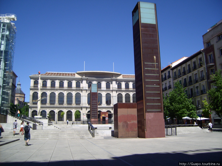 Около музея современного искусства Королевы Софии Мадрид, Испания